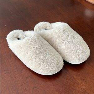 Cozy Shearling-Look Slip-On Slippers in Cream